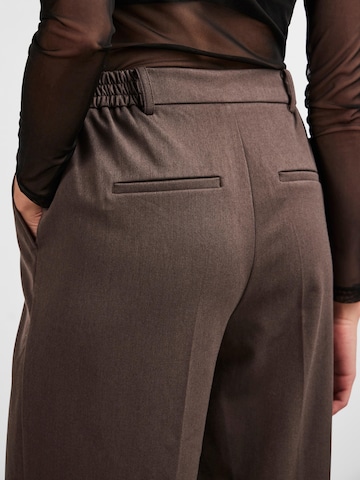 Loosefit Pantalon à plis 'Camil' PIECES en marron