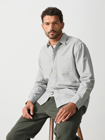 Next - Ajuste regular Camisa en gris: frente