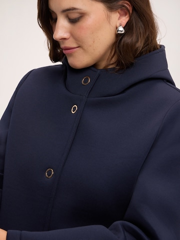 Cappotto di mezza stagione di Fiorella Rubino in blu