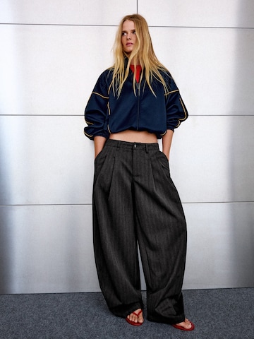 Barrel Pantaloni de la Bershka pe gri: față