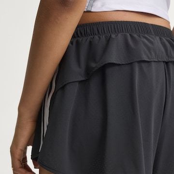 Loosefit Pantaloni sportivi di ADIDAS PERFORMANCE in nero