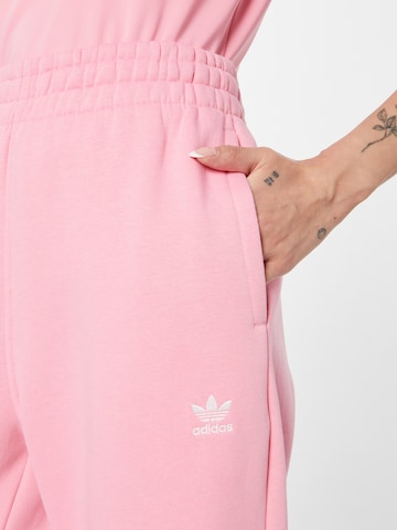 rožinė ADIDAS ORIGINALS Siaurėjantis Kelnės 'Adicolor Essentials Fleece'