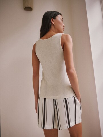 Next Shorty in Beige