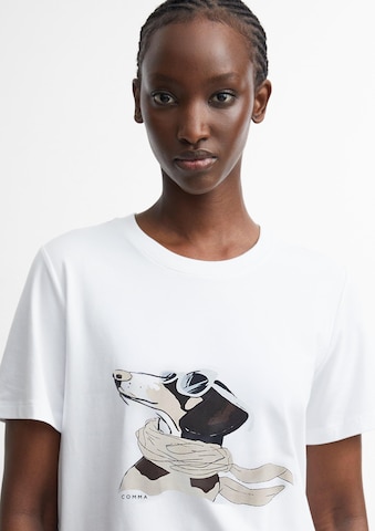 Tricou de la COMMA pe alb