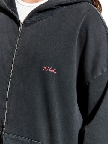 sry dad. co-created by ABOUT YOU - Sudadera con cremallera en gris