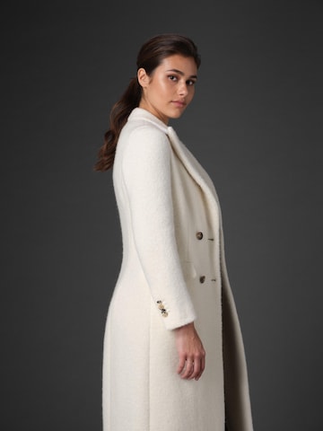 Vulto Pitkä talvitakki 'White Alpaca Double-Breasted Coat' värissä valkoinen