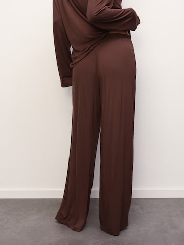 RÆRE by Lorena Rae Πιτζάμα 'Maxima' σε καφέ