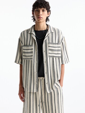 Pull&Bear Comfort Fit Skjorta i vit: framsida
