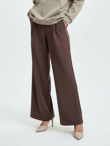 Loosefit Pantalon à pince 'Elsa' studioselect en marron : devant