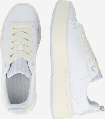 LACOSTE Sneaker 'Carnaby' in Weiß
