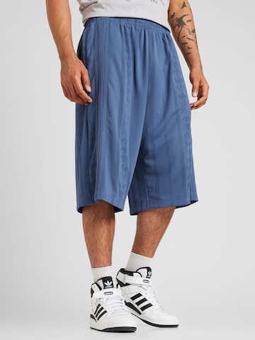 ADIDAS ORIGINALS - Loosefit Pantalón en azul: frente