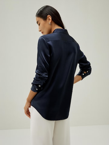 Maglietta 'LILYSILK Elegante Knopf Seidenhemd' di Lilysilk in blu