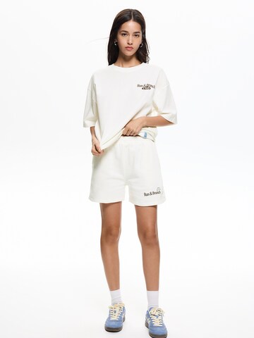 Tricou de la Pull&Bear pe alb
