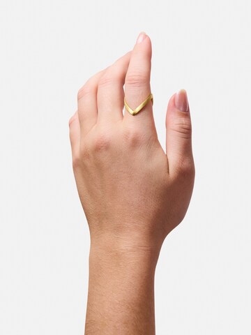 Jane Kønig Ring 'V' in Goud: voorkant