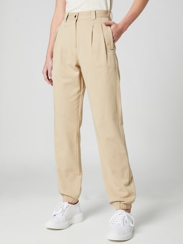 Guido Maria Kretschmer Women Tapered Bandplooibroek 'Nicola' in Beige: voorkant