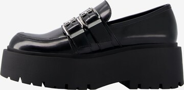 Chaussure basse Bershka en noir : devant