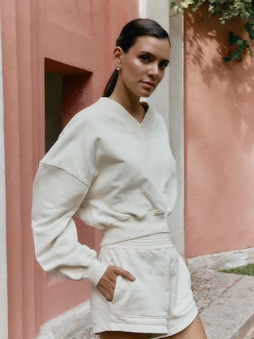 Akala Studio - Traje para estar en casa 'Butter cream Shorts' en blanco