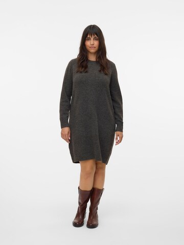 Vero Moda Curve - Vestido de punto 'VMCBoom' en marrón