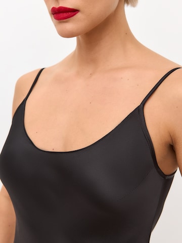 Robe 'Below the knee satin slip dress 'Grace'' Serena Silueta en noir