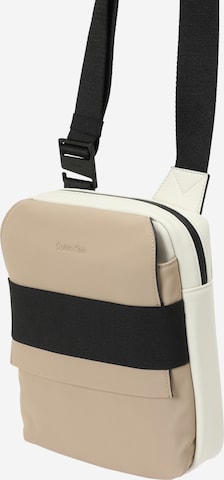 Calvin Klein Чанта за през рамо тип преметка в бежово: отпред