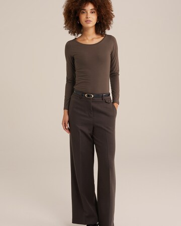 T-shirt WE Fashion en marron