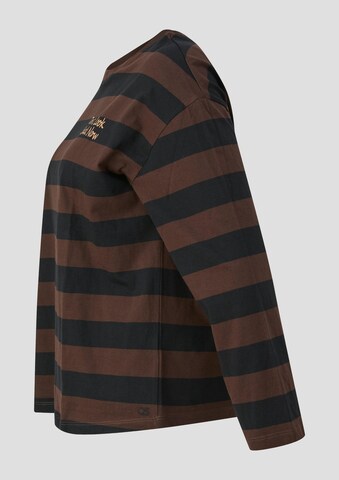 T-shirt QS en marron : sur le côté