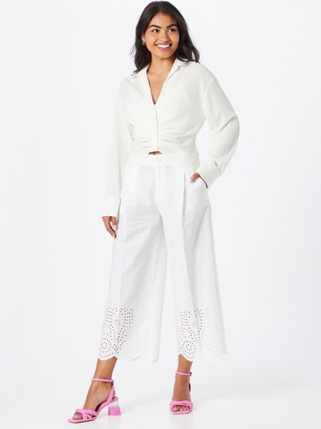 UNITED COLORS OF BENETTON Zvonové kalhoty Kalhoty se sklady v pase – bílá