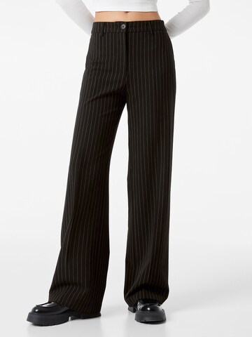 Bershka Szeroka nogawka Spodnie w kant w kolorze czarny: przód