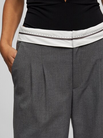 Pull&Bear Regular Pleat-Front Pants in Grey