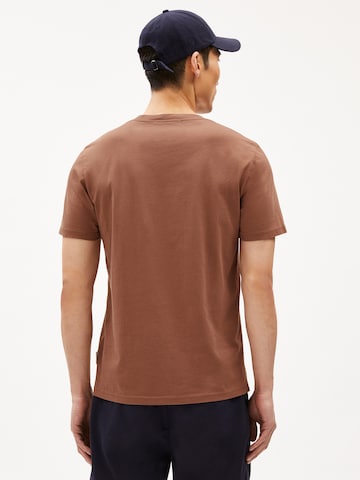 ARMEDANGELS - Ajuste regular Camiseta 'JAAMES' en marrón