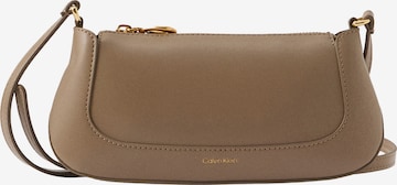 Calvin Klein Τσάντα ώμου σε καφέ: μπροστά