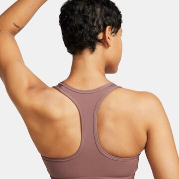 NIKE Bustier Sport-BH 'Swoosh' in Braun