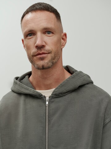 DAN FOX APPAREL Ζακέτα φούτερ 'Essential' σε γκρι