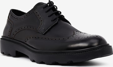 Chaussure à lacets Derimod en noir : devant