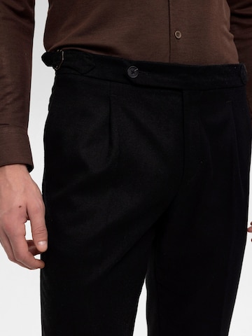 Regular Pantalon à plis Antioch en noir