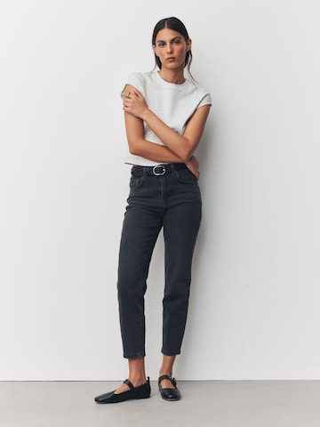 Tricou de la Next pe gri