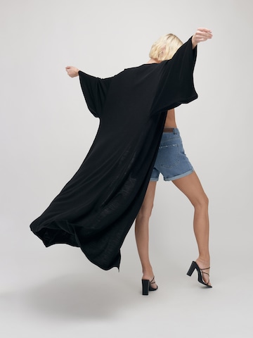 ABOUT YOU x VIAM Studio Kimono 'WHITNEY' i svart: bakside