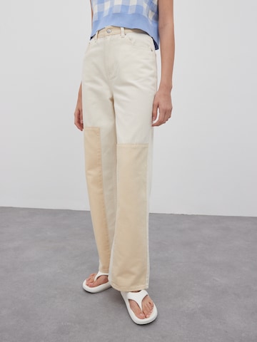 EDITED Jeans 'Avery' i beige: forside