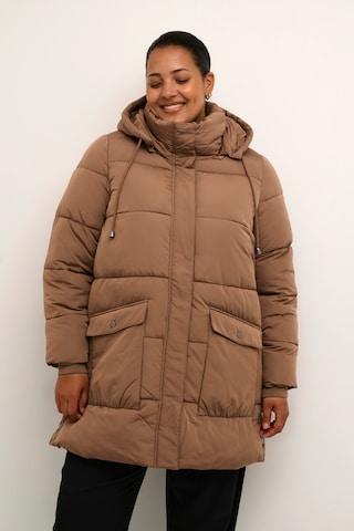 KAFFE CURVE - Abrigo de invierno 'Aliccia' en marrón: frente