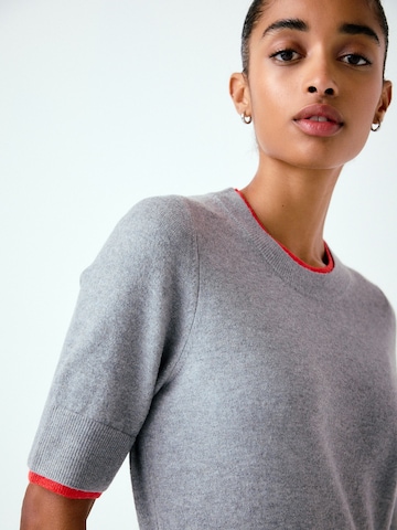 Next Pullover in Grau