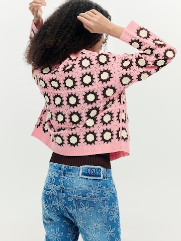 Geacă tricotată de la Desigual pe roz