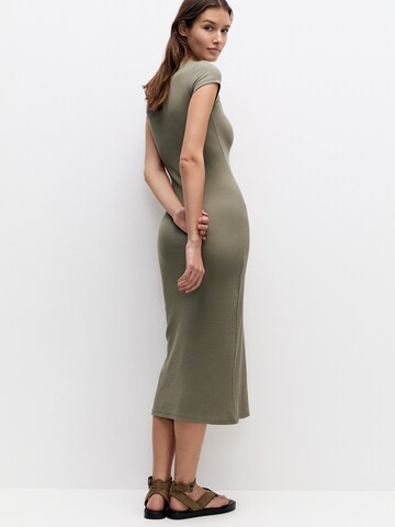 Rochie de la Pull&Bear pe verde