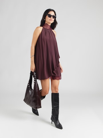 Rochie de cocktail de la PINKO pe roșu