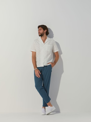 ABOUT YOU x Alvaro Soler - Regular Fit Camisa 'Fernando' em branco