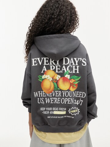 Pull&Bear Sweatshirt 'PEACH' in Schwarz: Vorderseite
