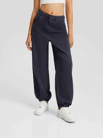 Bershka Tapered Farmer - szürke: elől