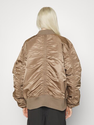 ALPHA INDUSTRIES - Chaqueta de entretiempo 'CWU MA-1' en marrón