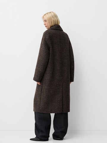 Bershka Přechodný kabát – hnědá