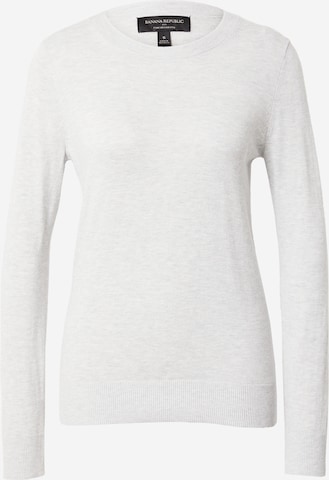 Banana Republic Sweater in Grey: front