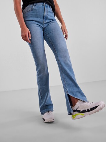 PIECES Flared Jeans 'Peggy' in Blauw